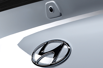 Rear camera with dynamic parking guidelines